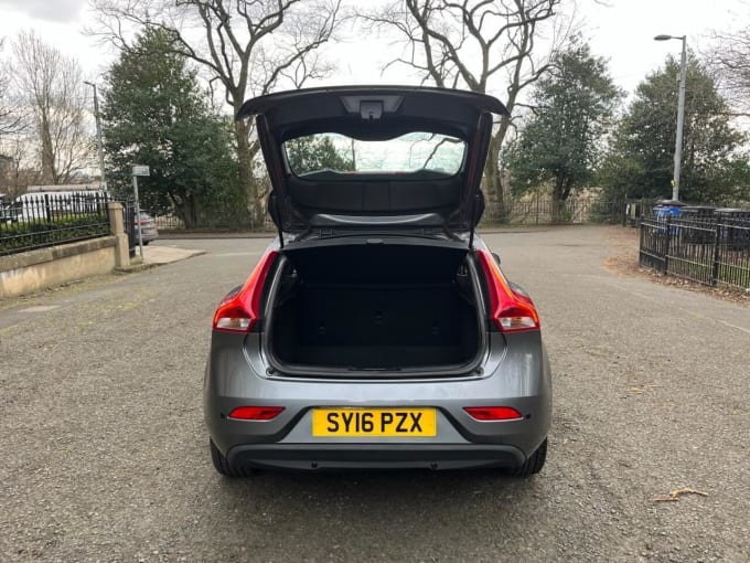 2025 Volvo V40