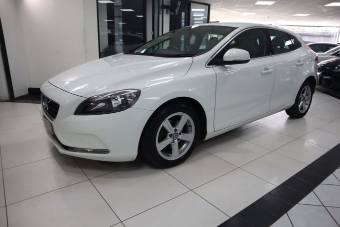 2024 Volvo V40