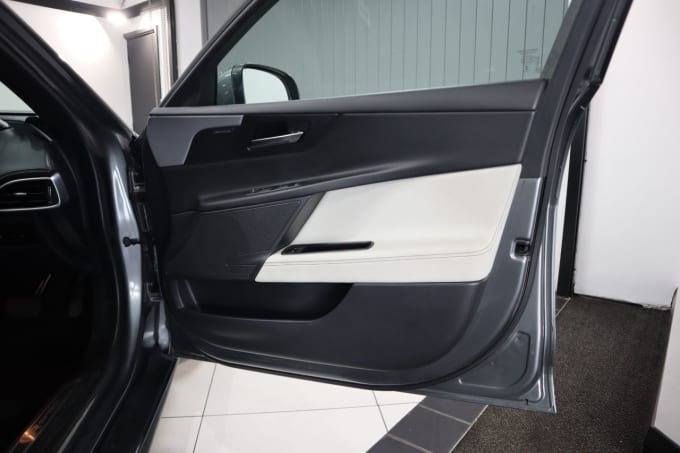 2025 Jaguar Xe