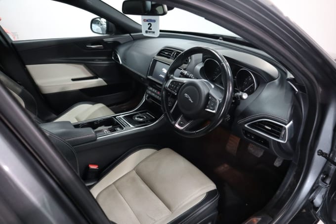 2025 Jaguar Xe