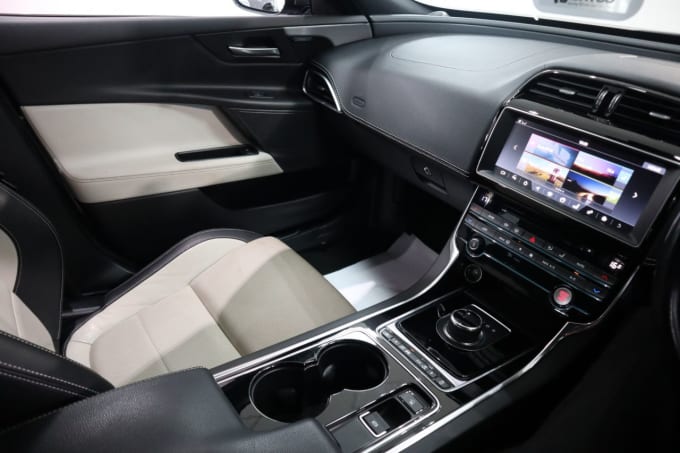 2025 Jaguar Xe
