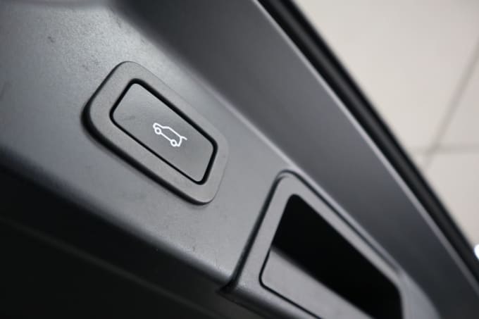 2025 Land Rover Range Rover Velar