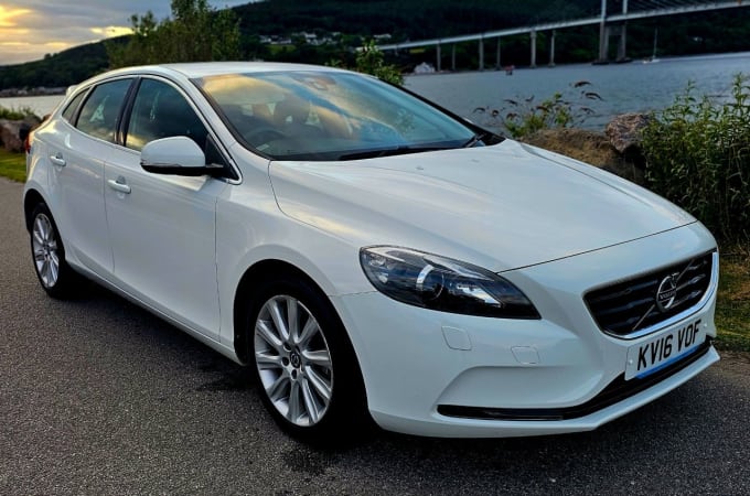 2025 Volvo V40