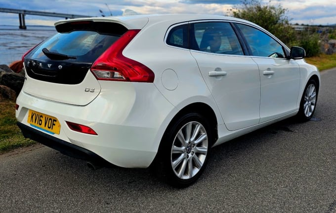 2025 Volvo V40