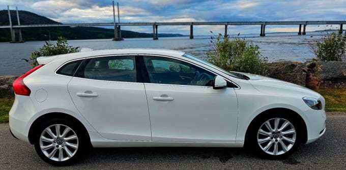 2025 Volvo V40