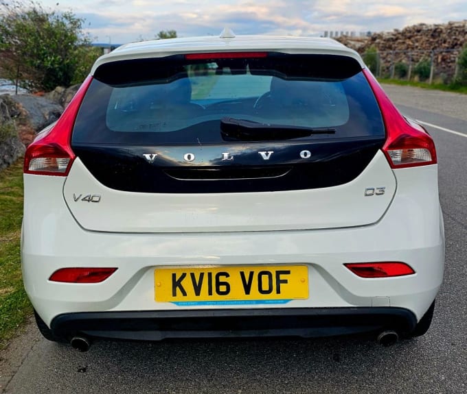 2025 Volvo V40