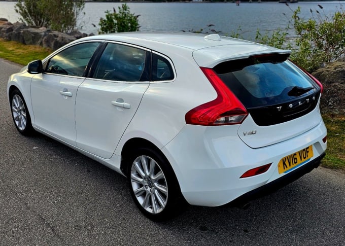 2025 Volvo V40