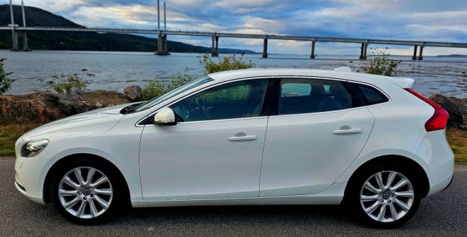 2025 Volvo V40