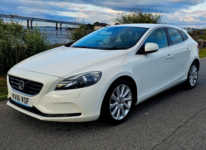 2025 Volvo V40