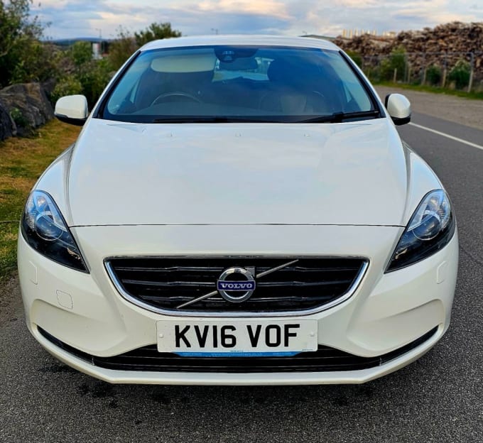 2025 Volvo V40