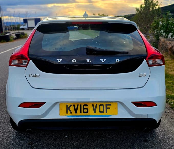 2025 Volvo V40
