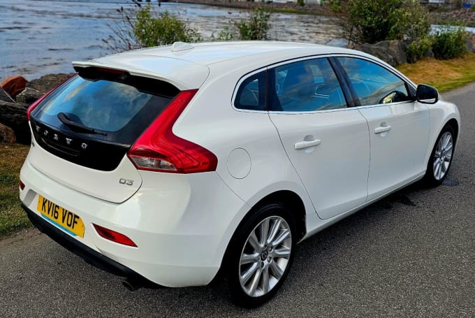 2025 Volvo V40