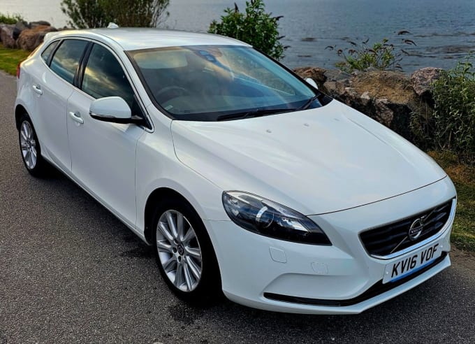 2025 Volvo V40