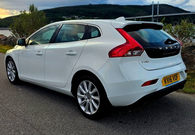 2025 Volvo V40