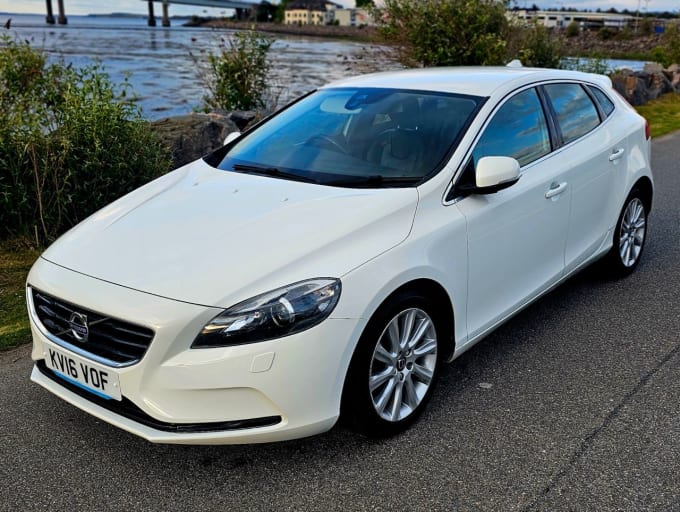 2025 Volvo V40