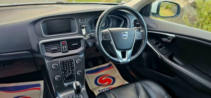 2025 Volvo V40