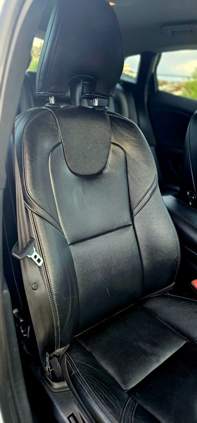 2025 Volvo V40