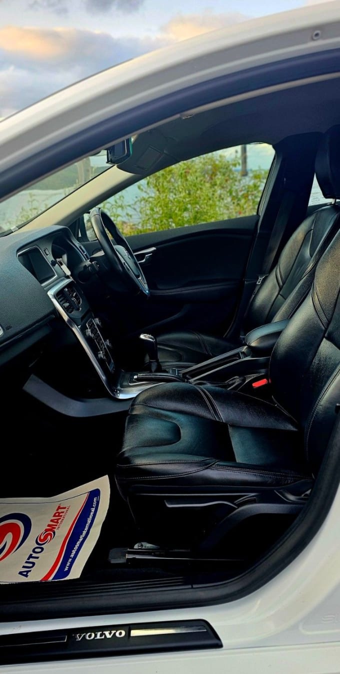 2025 Volvo V40