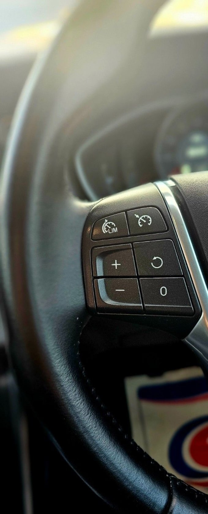 2025 Volvo V40
