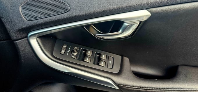 2025 Volvo V40