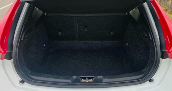 2025 Volvo V40
