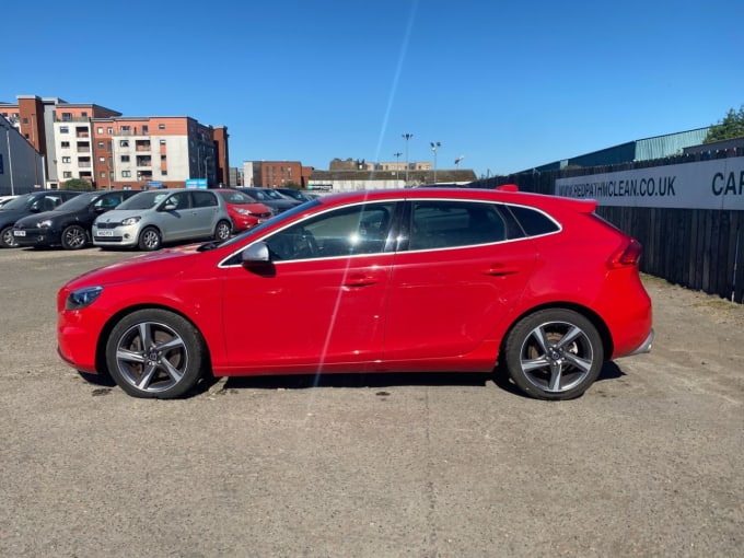 2025 Volvo V40