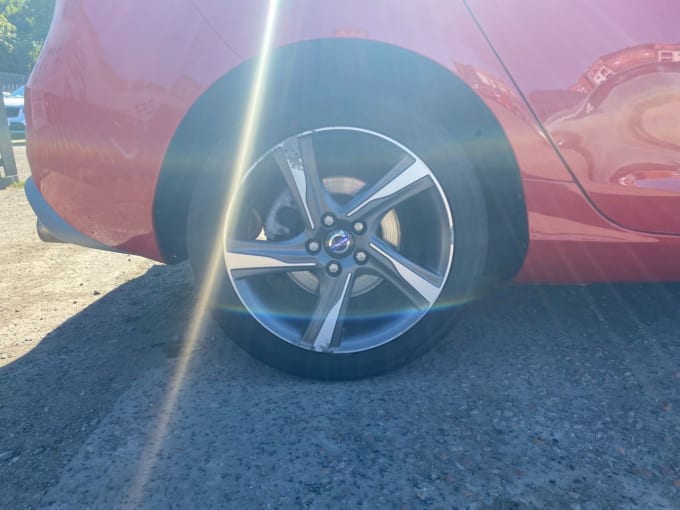 2025 Volvo V40