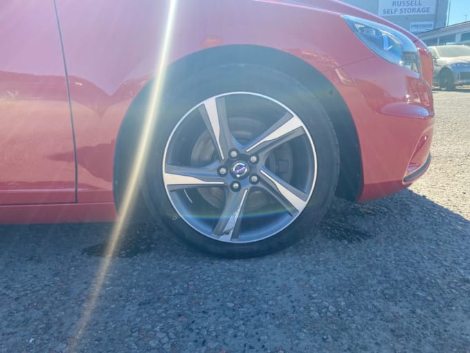 2025 Volvo V40