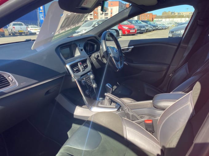 2025 Volvo V40