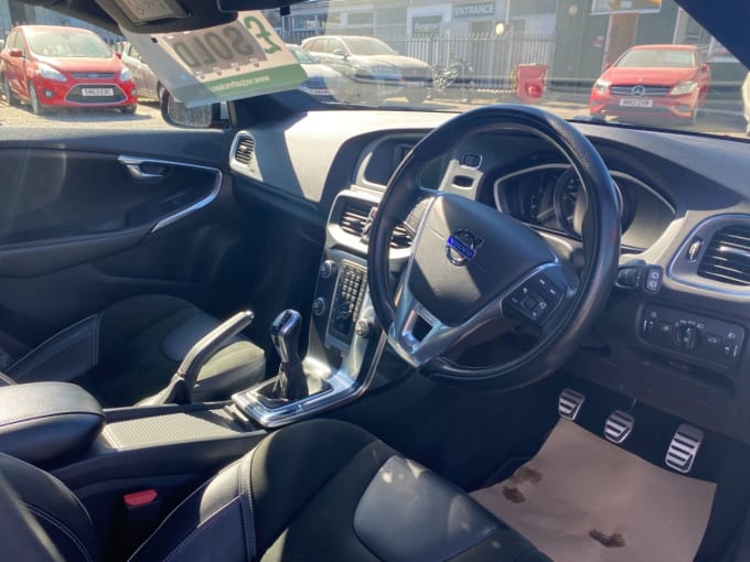 2025 Volvo V40