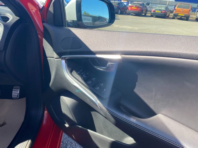 2025 Volvo V40