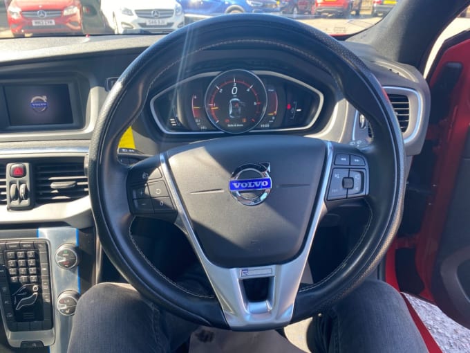 2025 Volvo V40
