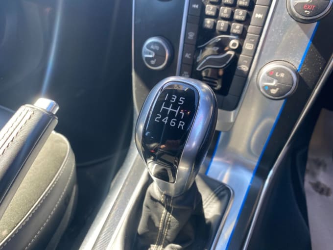2025 Volvo V40