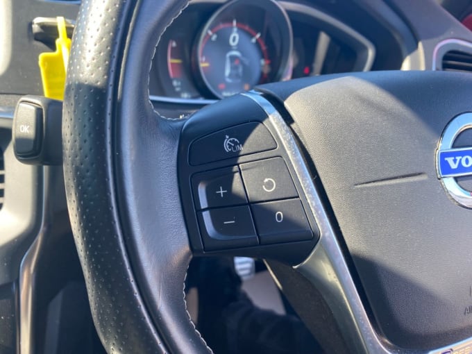 2025 Volvo V40