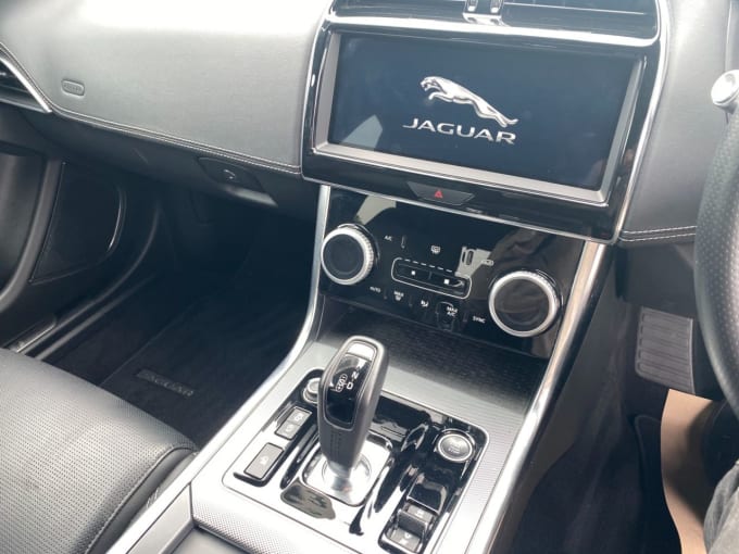2025 Jaguar Xe