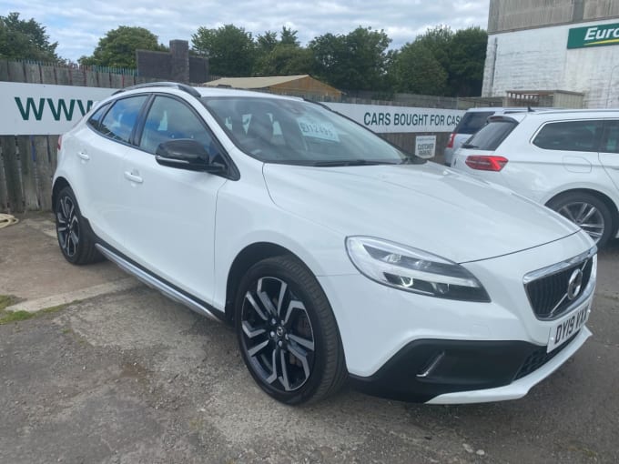 2025 Volvo V40 Cross Country