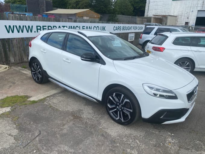 2025 Volvo V40 Cross Country
