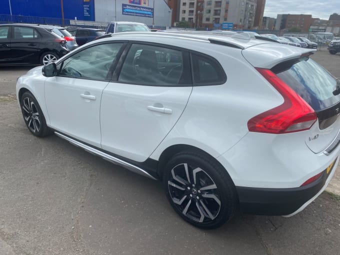 2025 Volvo V40 Cross Country