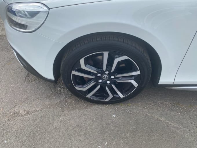2025 Volvo V40 Cross Country
