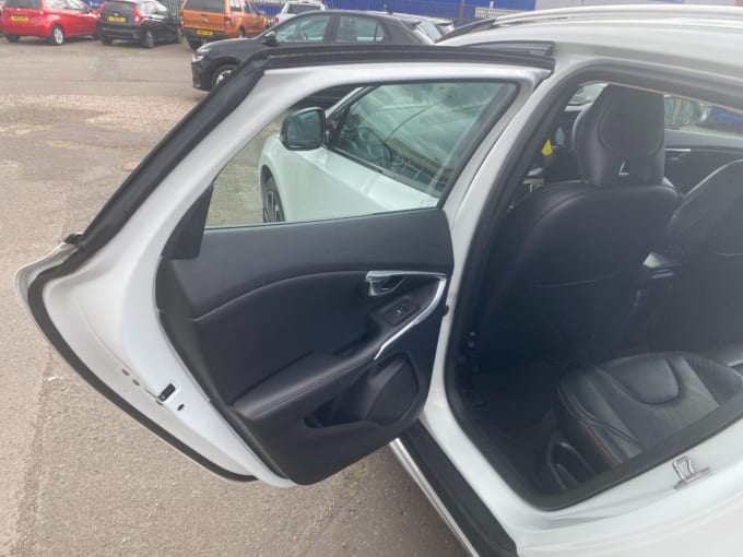 2025 Volvo V40 Cross Country