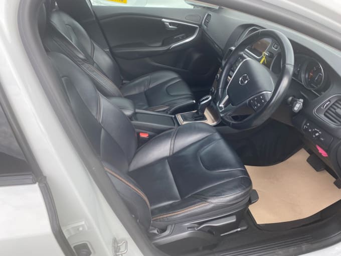 2025 Volvo V40 Cross Country