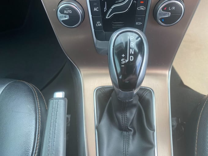 2025 Volvo V40 Cross Country