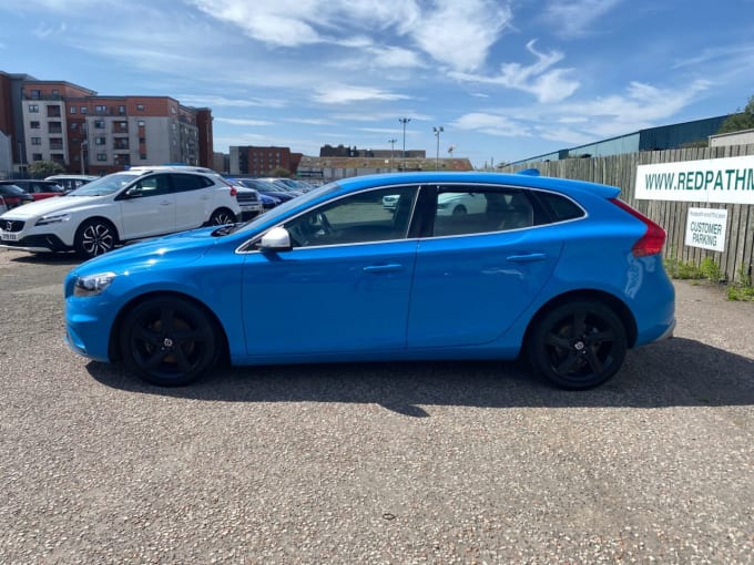 2025 Volvo V40