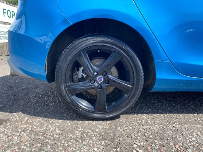 2025 Volvo V40