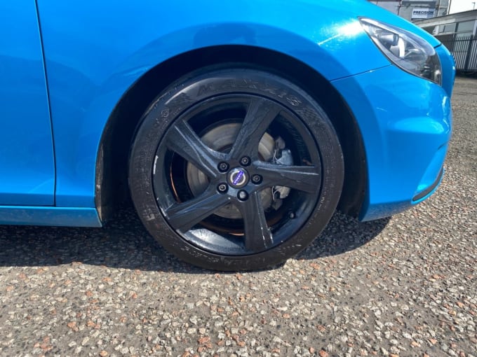 2025 Volvo V40