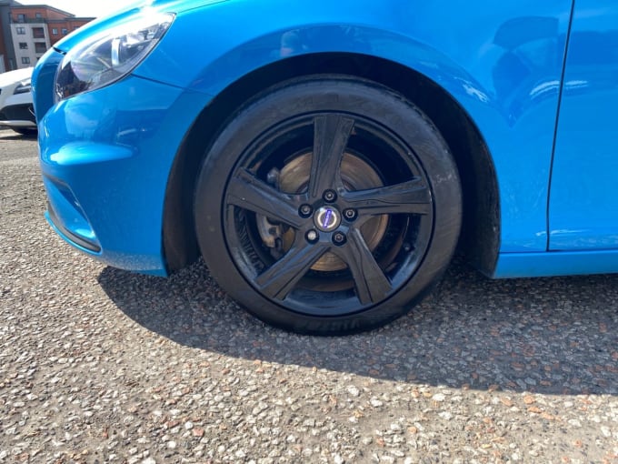 2025 Volvo V40