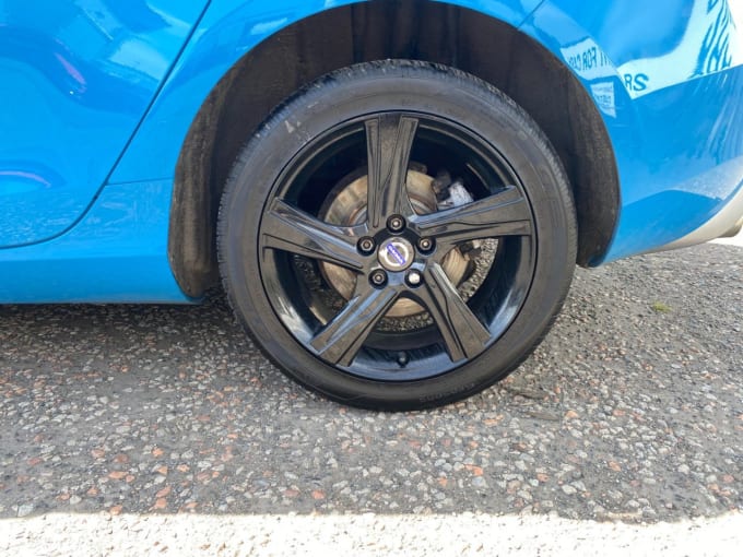 2025 Volvo V40