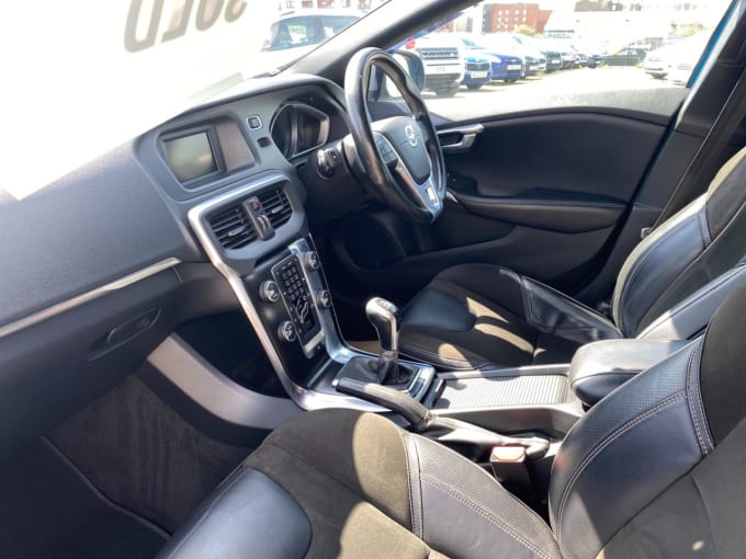 2025 Volvo V40
