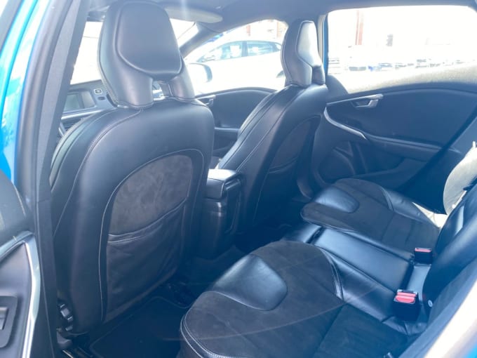 2025 Volvo V40