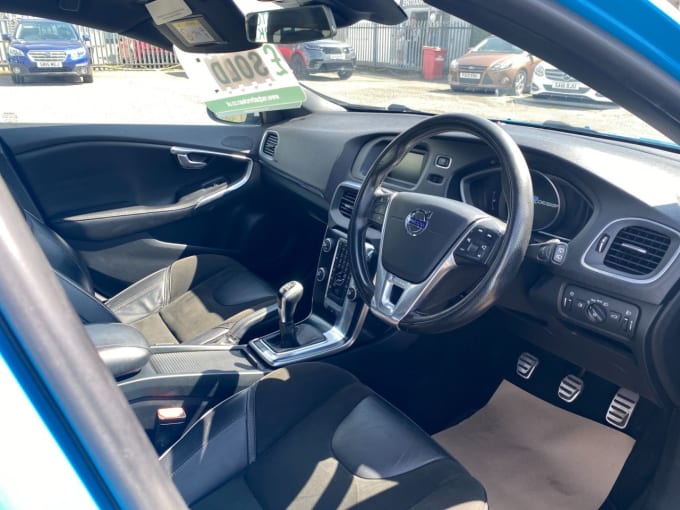 2025 Volvo V40